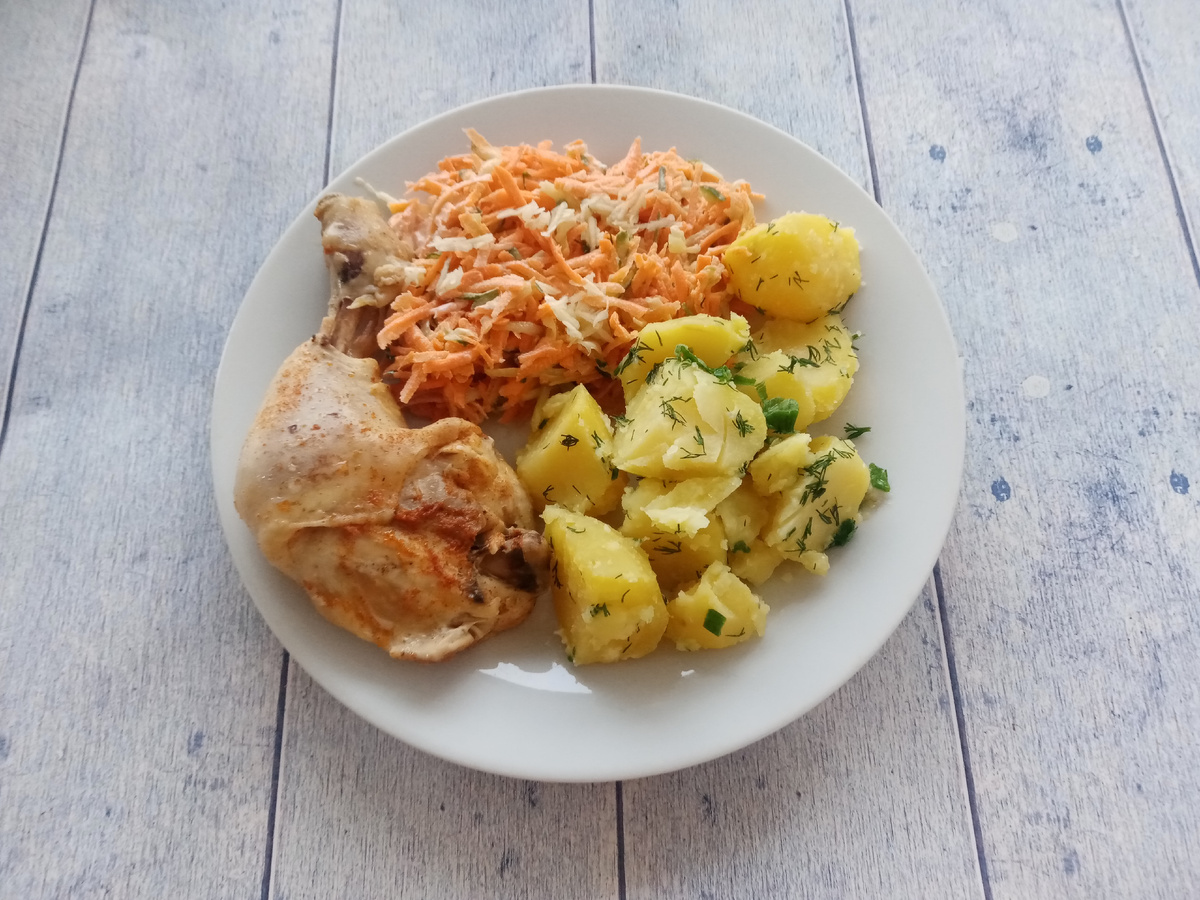 Обед. Окорочок куриный, картофель отварной и салат.