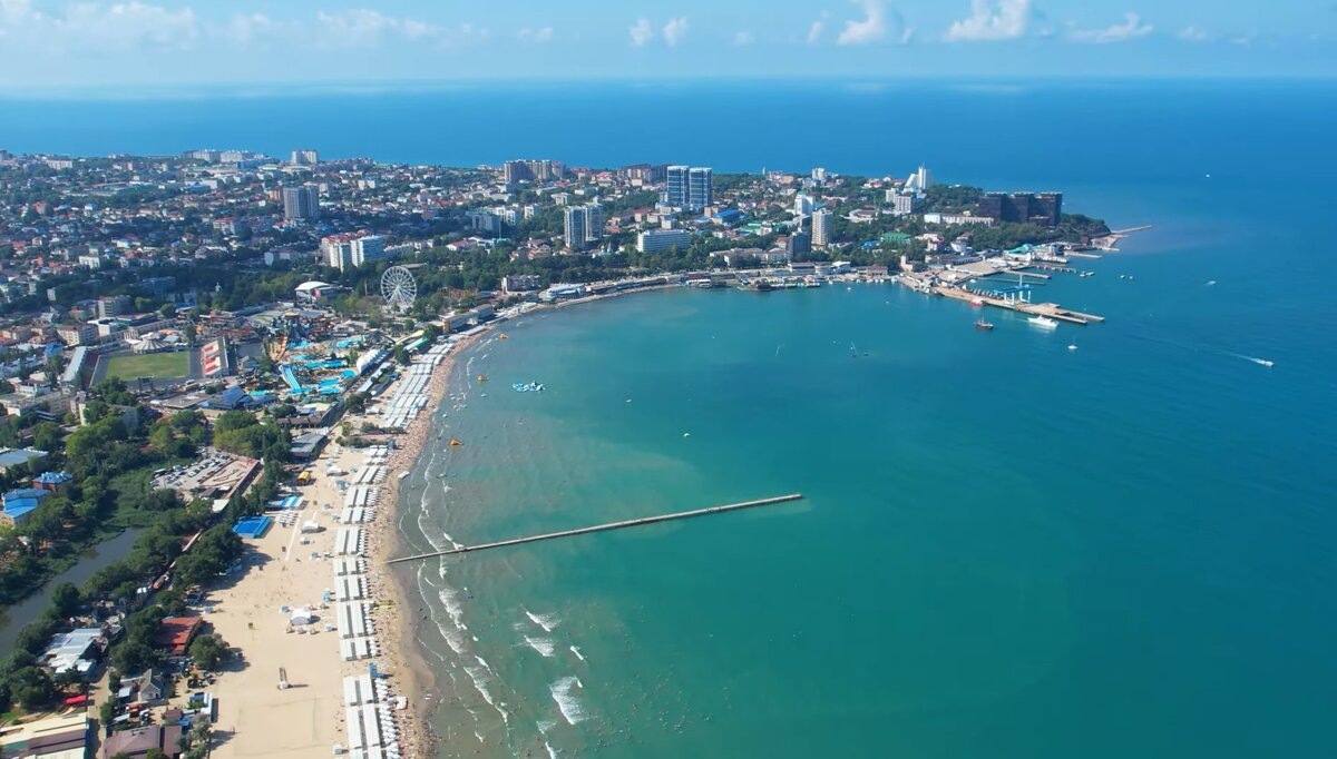 Самолеты в Анапу не летают уже который год и это печально. Решили с доченькой воспользоваться поездом.  Купили  билеты  туда и обратно  в купейный  вагон. Купе выкупили  полностью. Несмотря на заканчивающийся  курортный  сезон в вагоне  все  места  заняты. Некоторые  из пассажиров  ехали с маленькими  детьми.  Размещаясь  в купе обратили внимание,  что нам  двоим не  особо  просторно, причем у  каждой  вес около 60 кг.  Поначалу  не  слабо  ударялись о  полки.  А вчетвером? Да  плюсом  ребенок? Даже  24 часа такого  путешествия  снизят  градус отпускного  настроения. Все  таки РЖД нещадно поскупились  при  проектировании  вагонов.  Когда  уже  у  нас к людям  будут  относится  как  к Людям. Слышала  как  малыши  канючили,  вопрошая- когда  мы  уже  приедем?  Даже непоседам деткам невмоготу в такой тесноте. Мы же расположились можно сказать вольготно. Поезд погромыхивая нес  нас  к морюшку. К обеду  следующего дня прибыли в Анапу. Отель у нас проверенный, один из  лучших. Заселение через час, оставив вещи  в камере  хранения  пошли  на обед  в  ресторан.  Предлагается  шведский  стол.  Выбор  блюд на любой взыскательный  вкус!  Чего  тут  только  нет. Выглядит  все  аппетитно. Хочется  ну  все-все  попробовать!  Устоять  невозможно, забываем о диетах, рекомендациях  правильного  питания. Обедаем , как и  всегда,  на  открытой  террасе. Ветерок, ласковое сентябрьское  солнце уже  не обжигает. Время  обеда  три  часа, поэтому  людей не  много, все  неспешно  едят, наслаждаясь  выбранными  блюдами.   Администратор  сообщила  о готовности  номера. Забираем  вещи, ключи, на лифте  поднимаемся на этаж. Номер  порадовал.  Просторный,  с  лоджии  вид на предгорье Кавказского  хребта. Огромная  ванная, где все предусмотрено  и уютно. Замечательно!  Готовимся  к походу  на  море. Дорога  к  морю  занимает 15 минут . Вот  и пляж,  выбираем  лежаки  и идем  купаться. Море  спокойное,  вода  лазурного  цвета,  белый  песок,  ну  чем  не  Мальдивы?!  Вода  поразительно  чиста