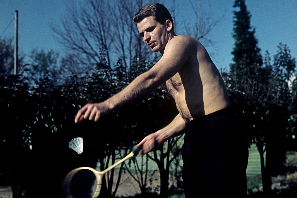    Гроссмейстер Борис Васильевич Спасский играет в бадминтон./Дмитрий Донской/РИА Новости