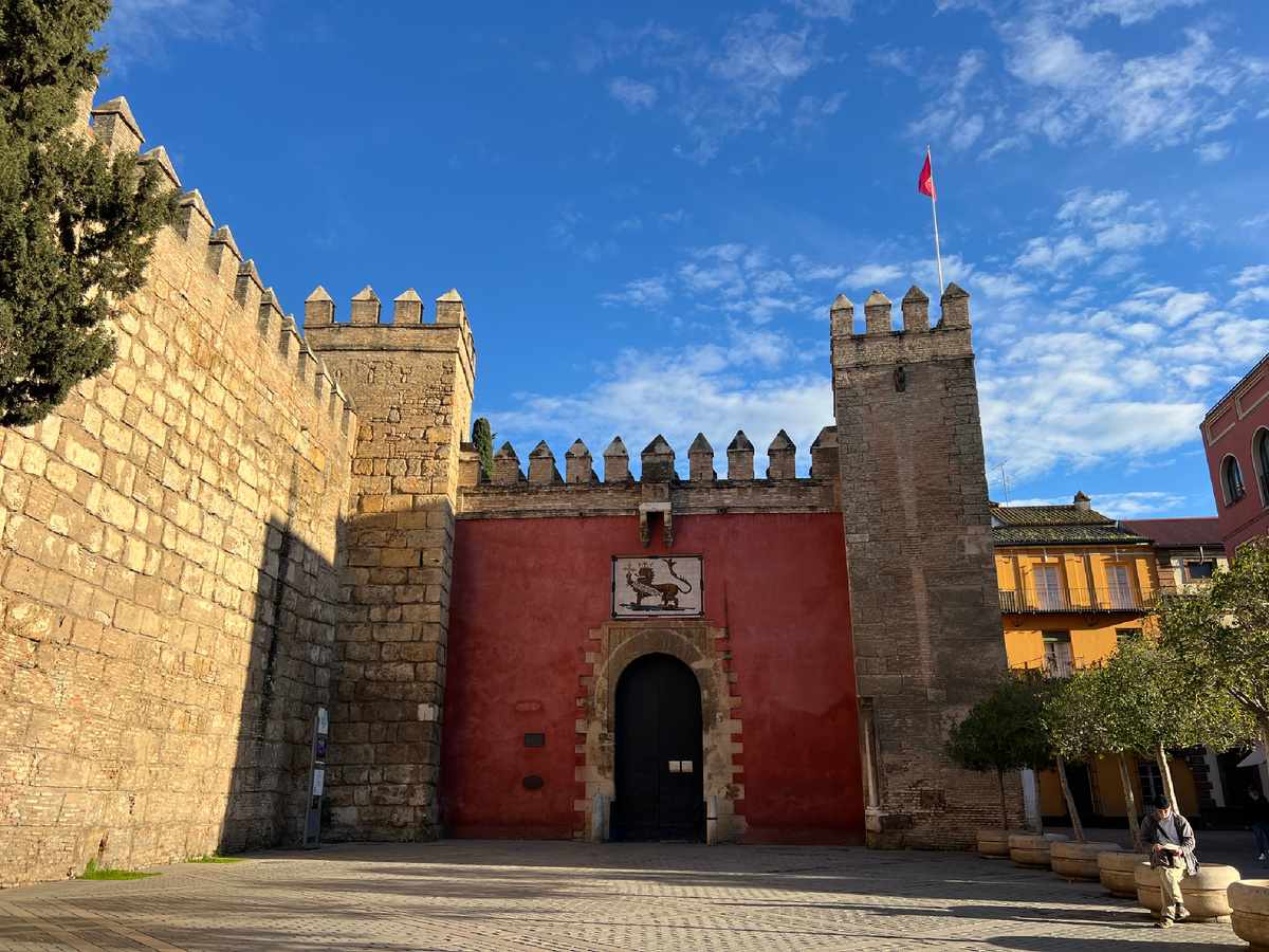 Вход в Севильский Алькасар без толп туристов. Фото автора 