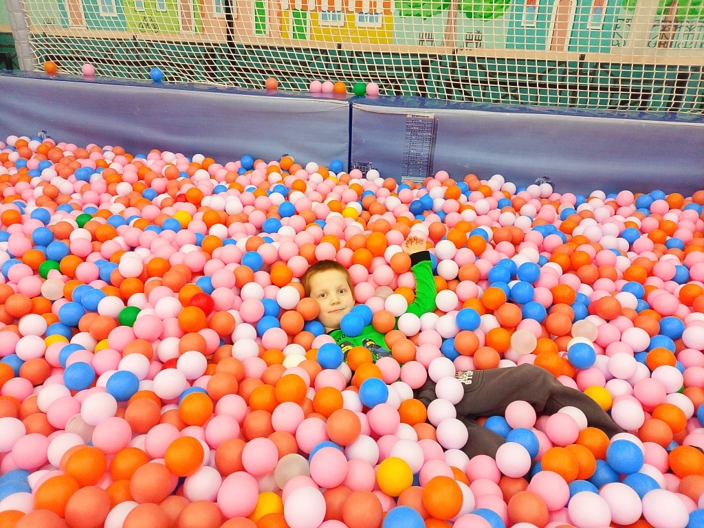 Никита в бассейне с шариками