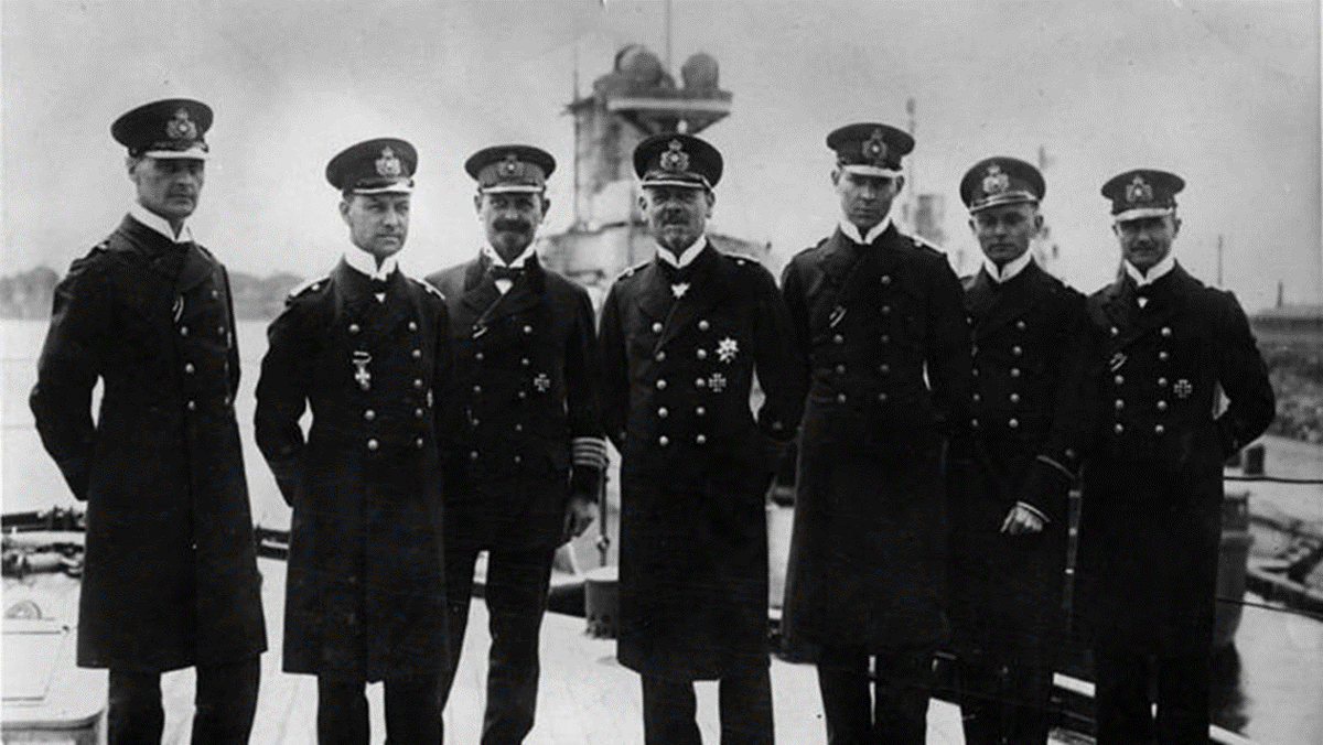 Эрих Редер (второй слева) во время Первой Мировой (1916). В центре – вице-адмирал Франц фон Хиппер