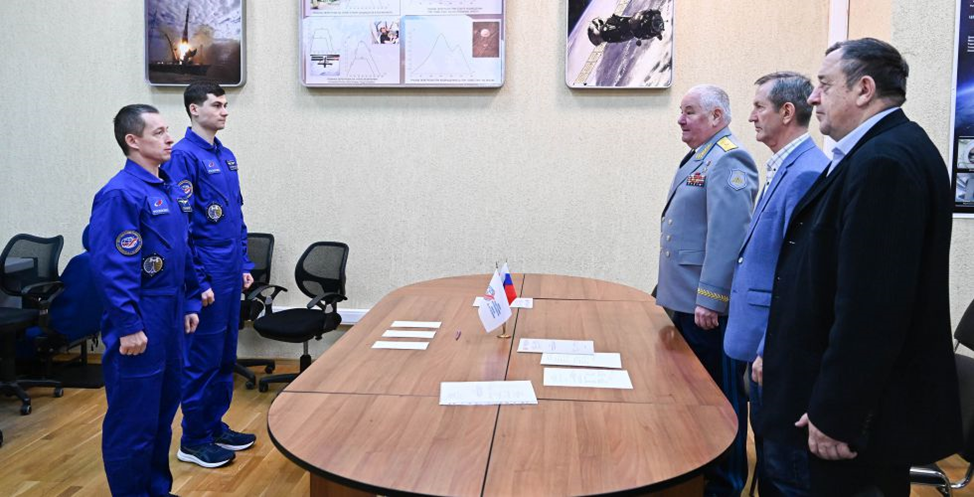 Экипаж вытягивает билет перед экзаменом. Фото: ЦПК им. Ю.А. Гагарина
