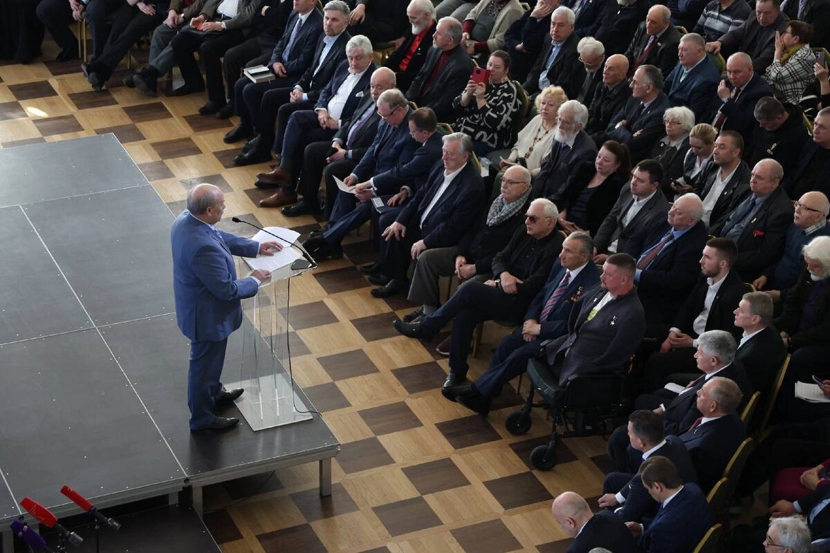 Посмотрите на первый ряд! Узнаёте? МНогие вошли в Правление - даже не писател Шахназаров!