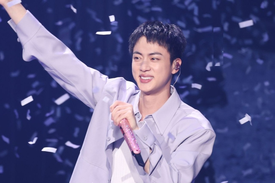 В тот день Джин устроил мини-концерт для ждавших его из армии фанатов