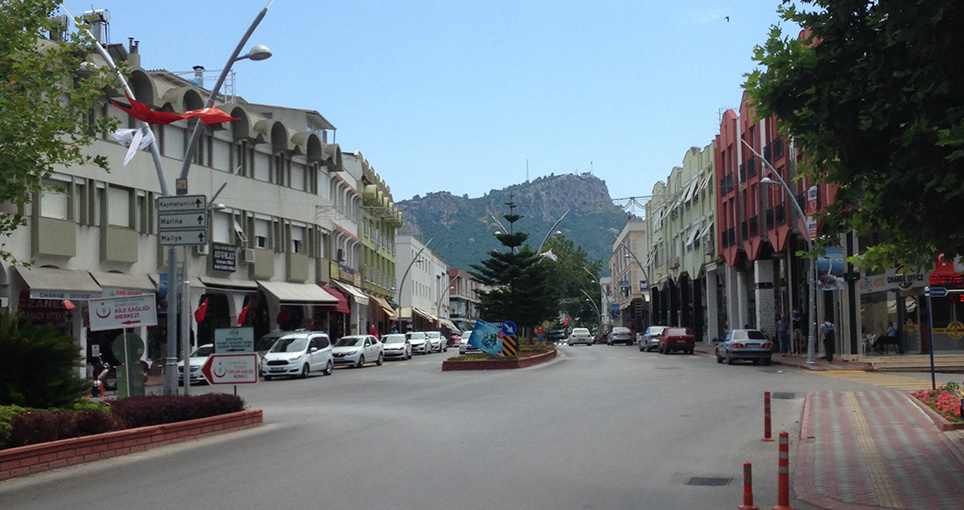 Улица с торговыми рядами по двум сторонам