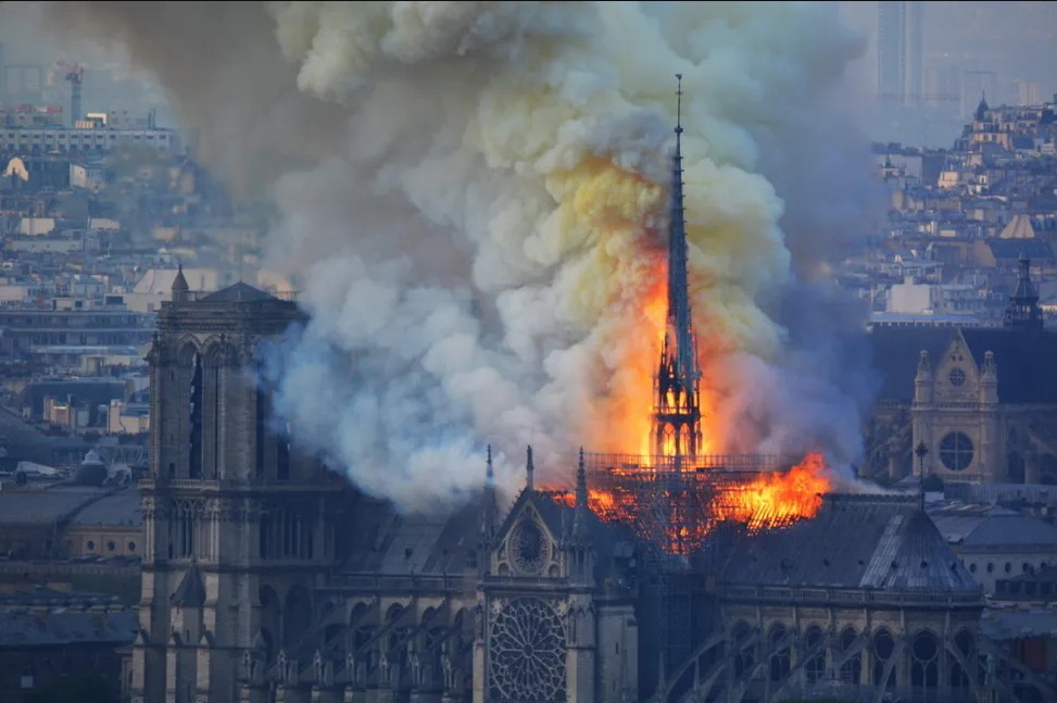 Пожар в Соборе Нотр-Дам-де-Пари начался около 18-50 по центральноевропейскому времени 15 апреля 2019 года.