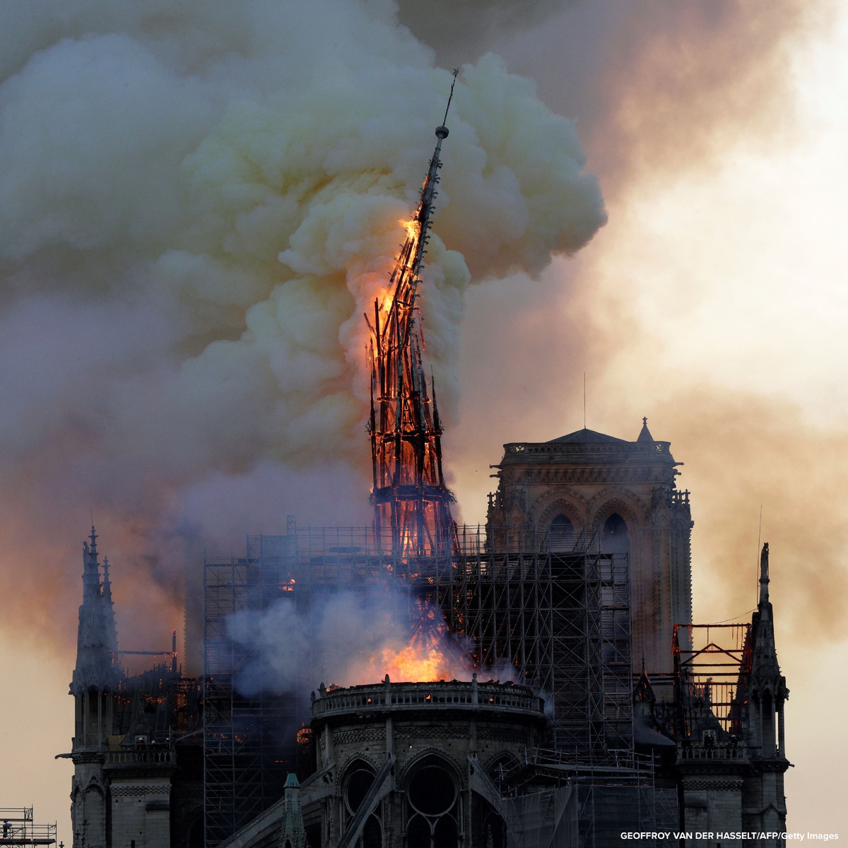 Обрушение шпиля во время пожара в Соборе Нотр-Дам-де-Пари.