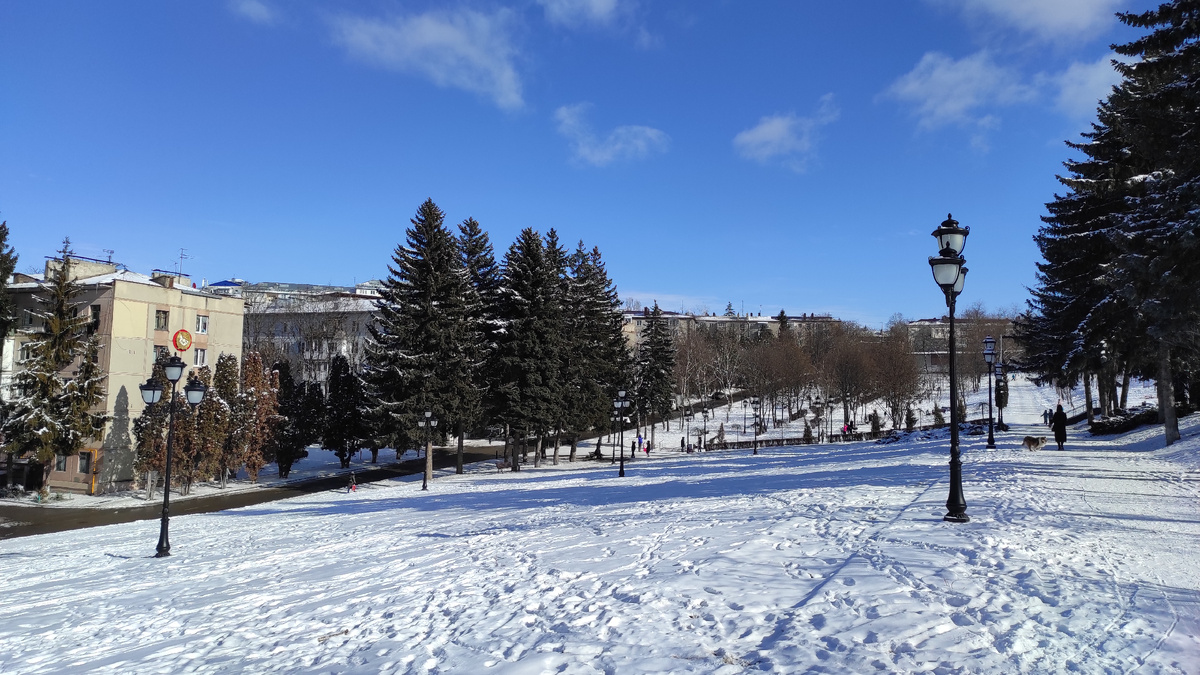 Под конец календарной зимы в Кисловодске установилась новогодняя погода. Слева в кадре дом, в котором мы прожили этот сезон. Фото: Кирилл Полиенко/Polienko: путешествуем вдвоём