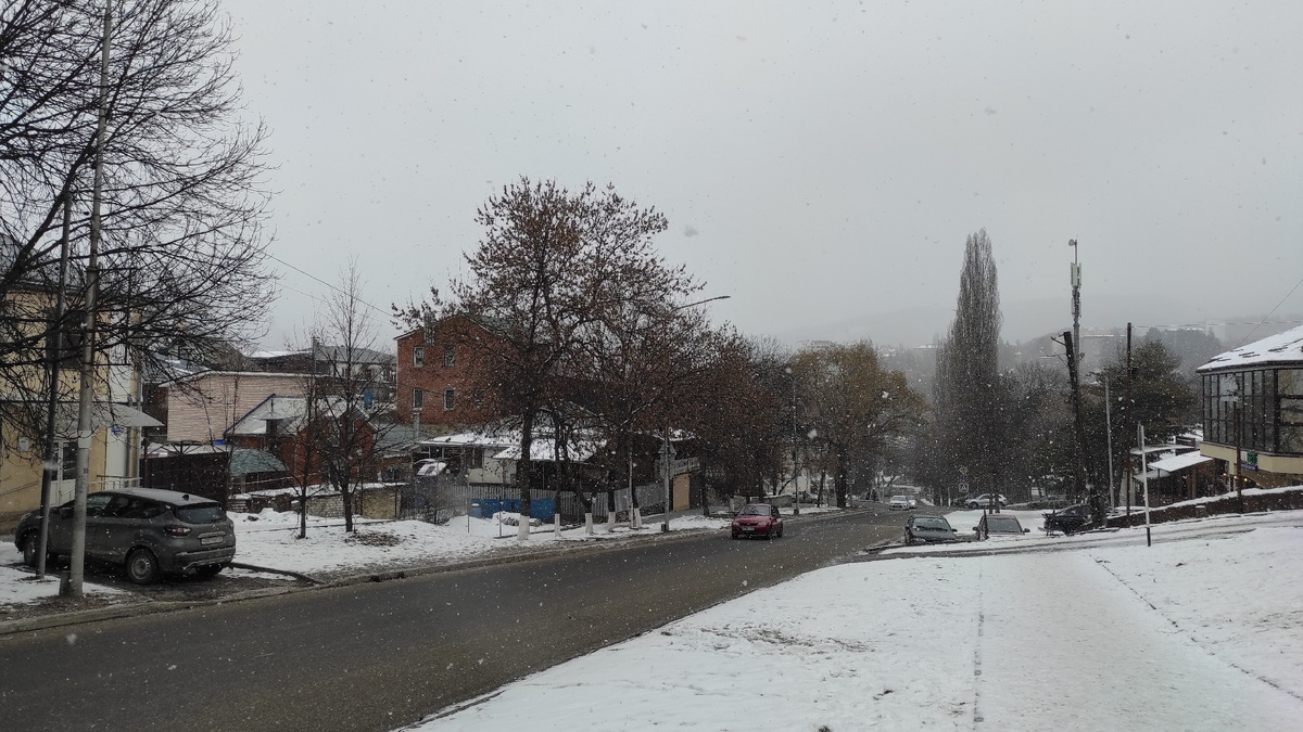 Непривычный такой вид улиц Кисловодска. Морозно, пасмурно и снег идет. Фото: Кирилл Полиенко/Polienko: путешествуем вдвоём