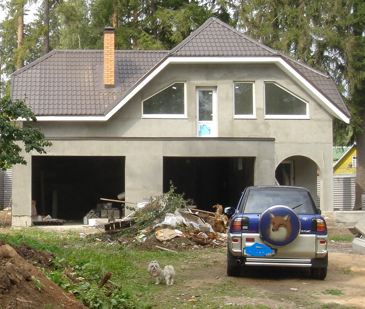 Вот моя тойотка, дом еще строился.