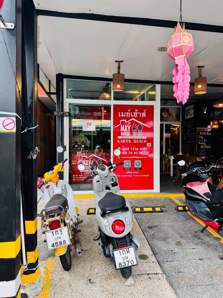 Вход и маленький ресепшен отеля