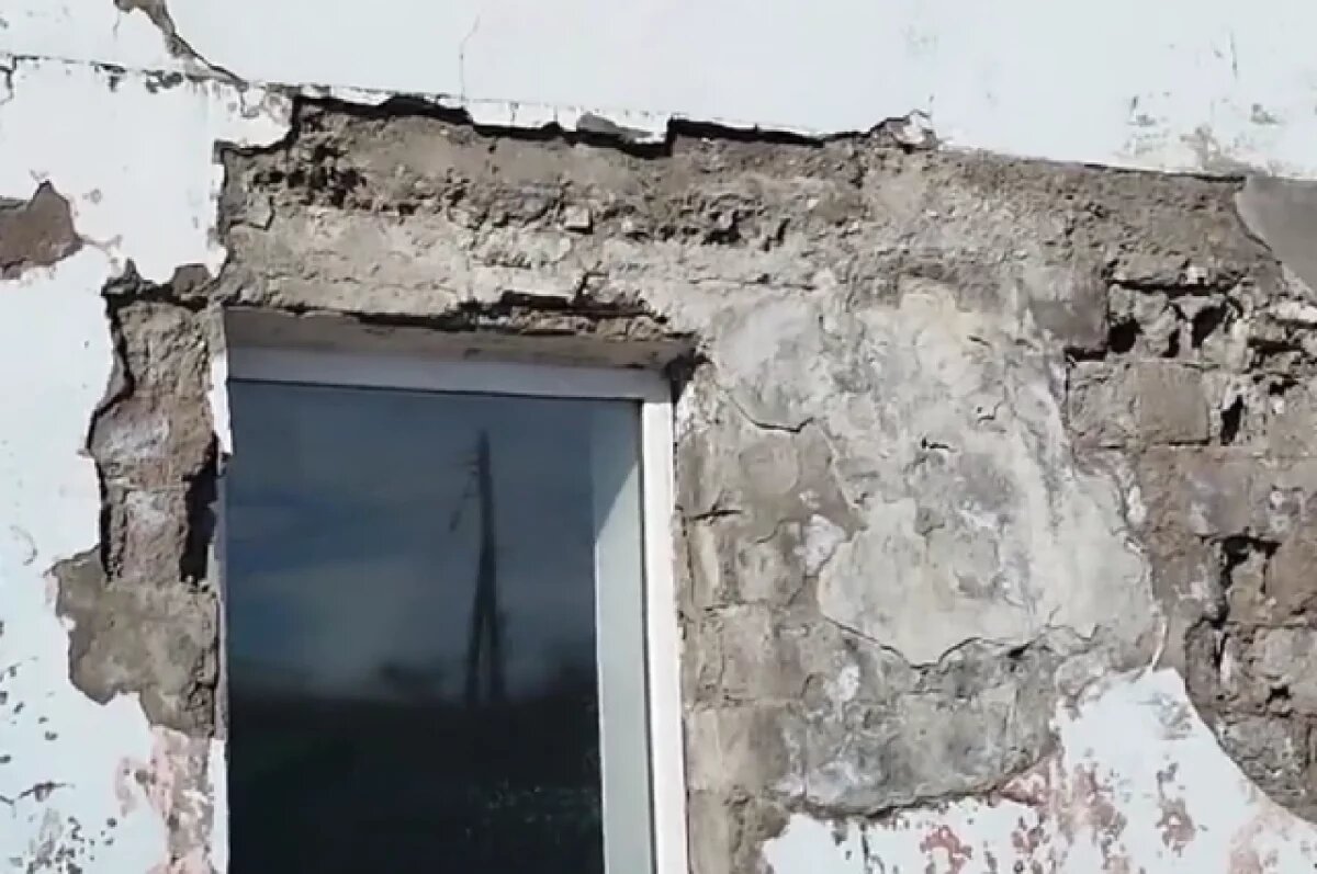    Жильцы аварийного дома на Камчатке боятся проснуться под завалами