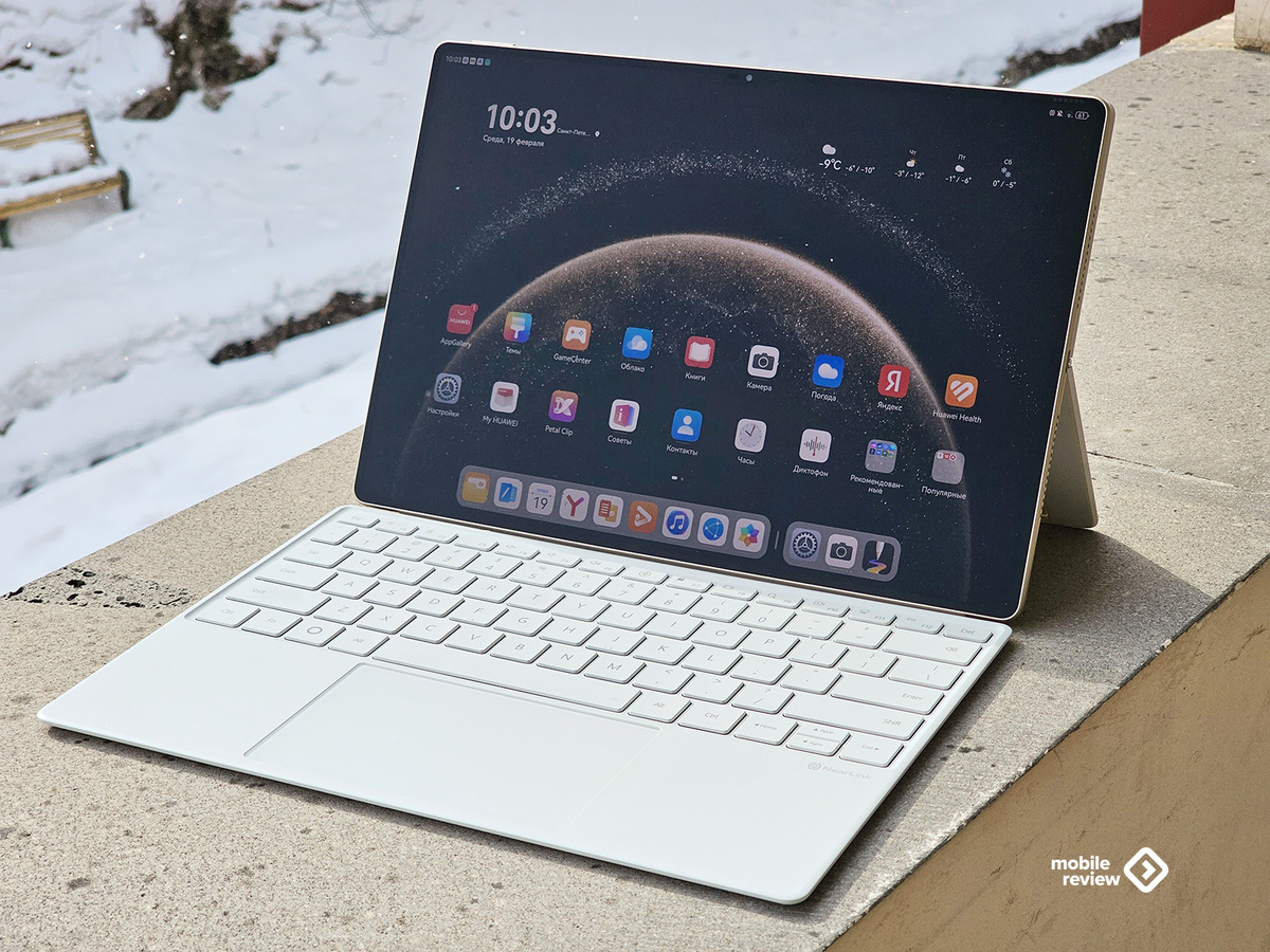 Несмотря на обилие черного цвета на обоях и погожий зимний день, дисплею хватает яркости, а нанопокрытие PaperMatte гасит световые помехи.