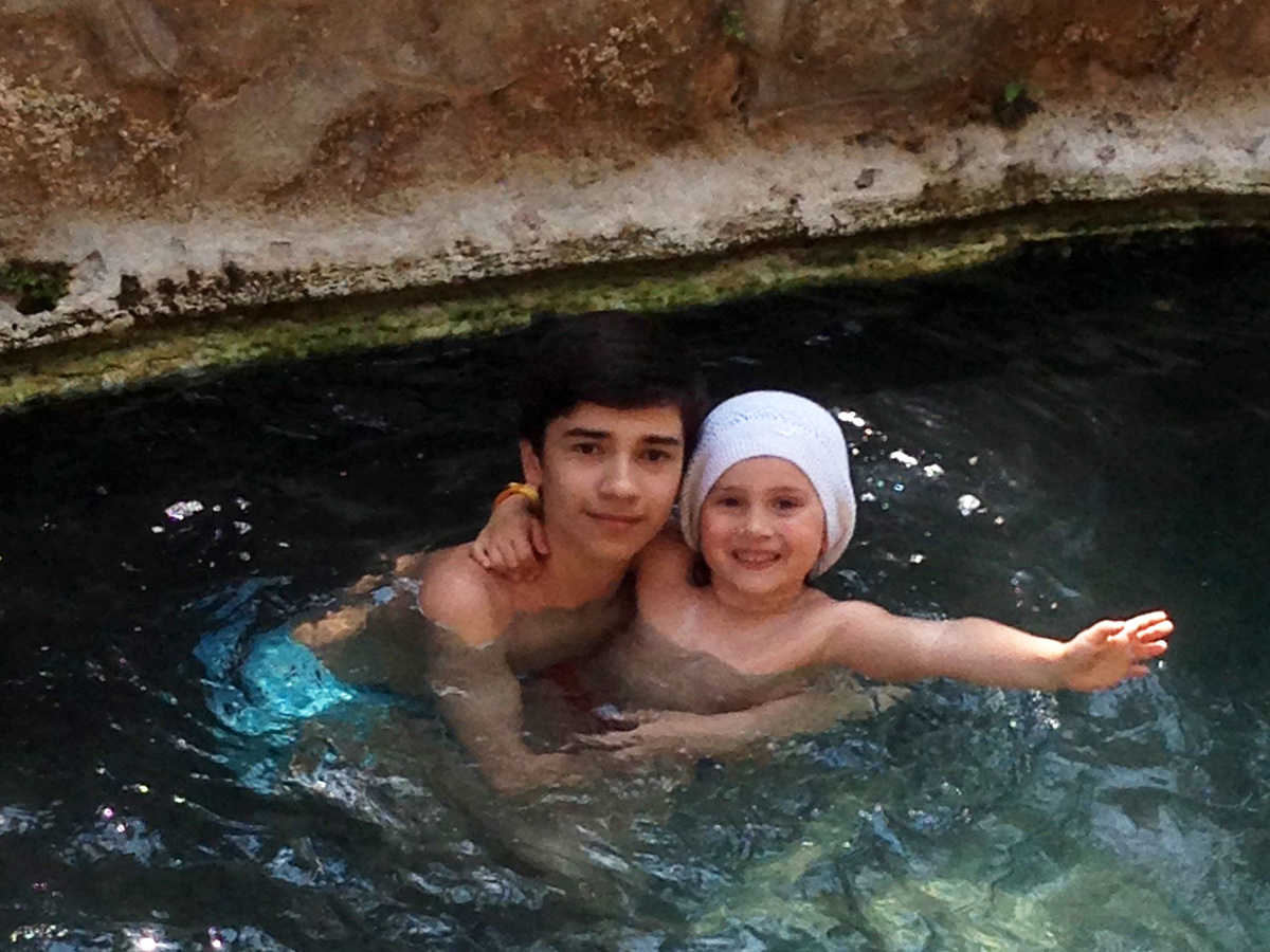 Купание детей в бассейне Клеопатры, фоторгафировали сверху ) 