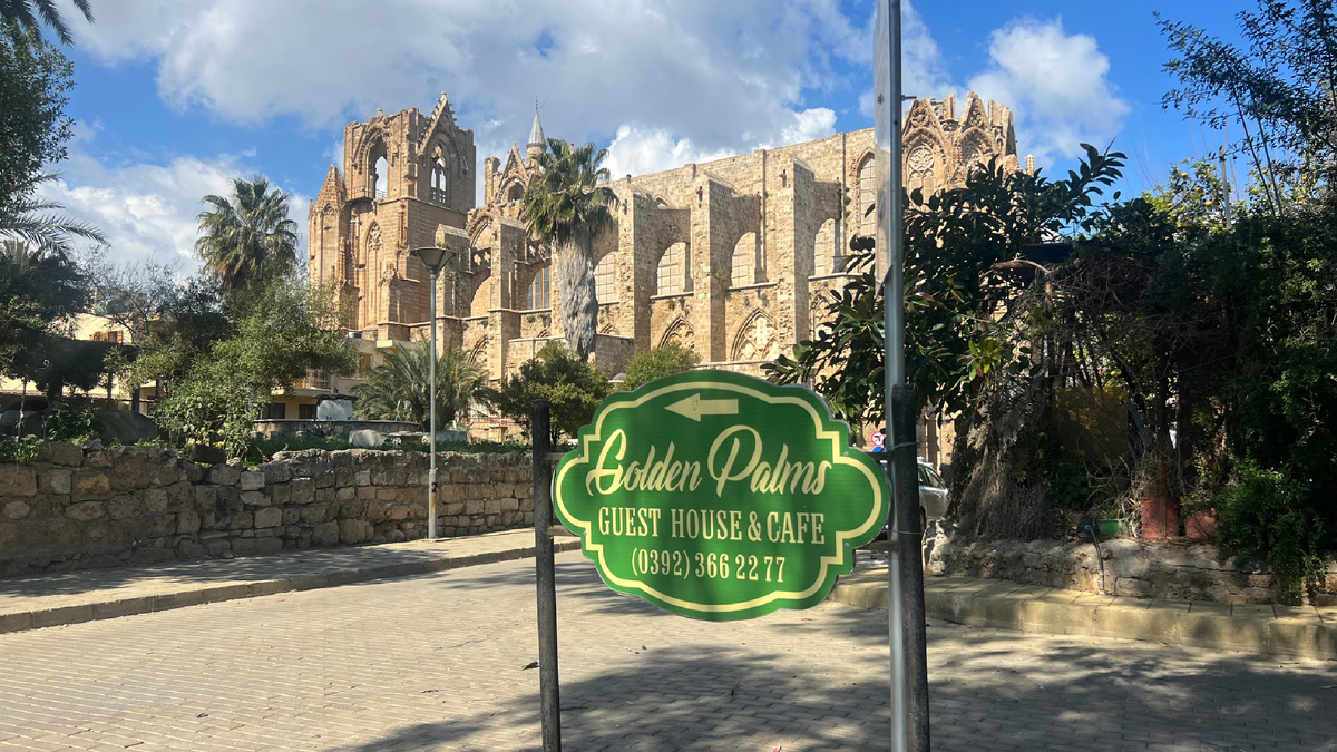 Отель расположен рядом с Собором Святого Николая