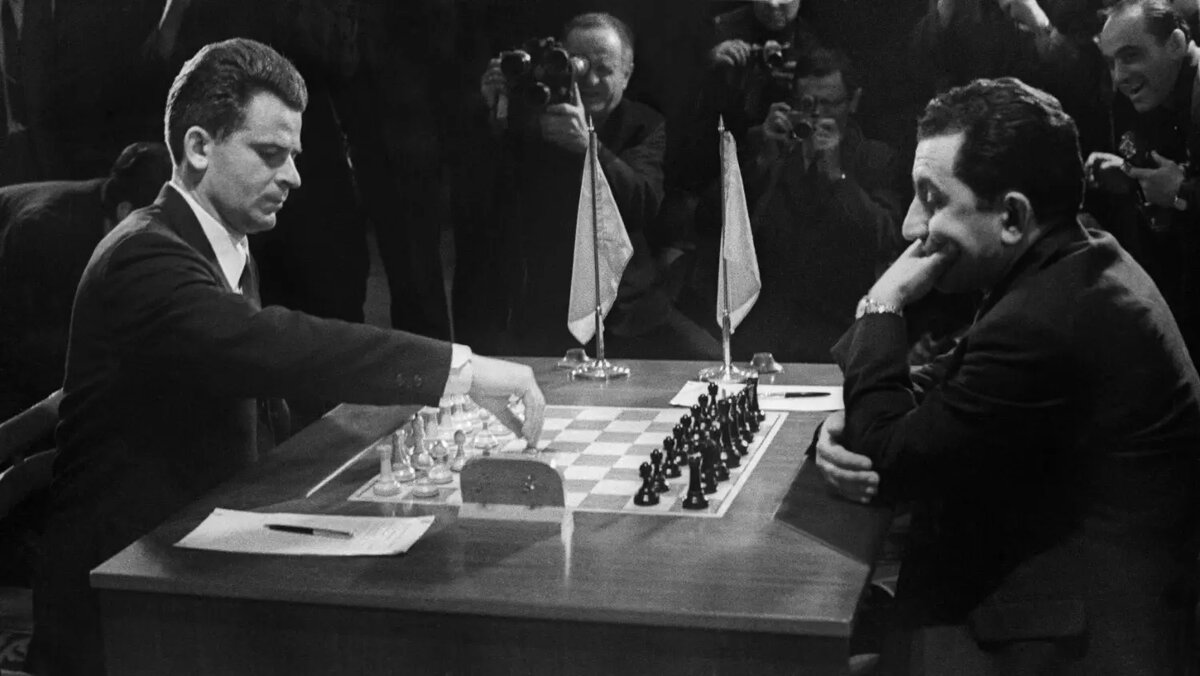 В 1969 году Борис Спасский (слева) победил советского гроссмейстера Тиграна Петросяна (справа) и стал десятым чемпионом мира. Фото: Вячеслав Ун Да-Син, Виктор Шандрин. ТАСС