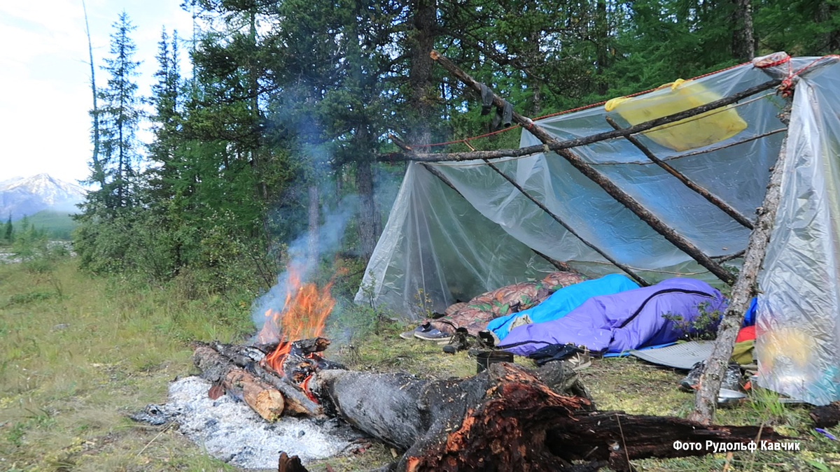 Балаган у реки. Под тентом тепло, греет костёр. При хорощих дровах подкидываешь костер 3-4 раза за ночь. Фото автора.