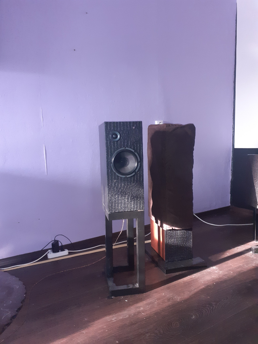 Пришлось снизу наклеить кусок кожзама, а раньше вообще были куски обоев. Изолента постоянно отлетает, кожзам падает. Мне это быстро надоело...