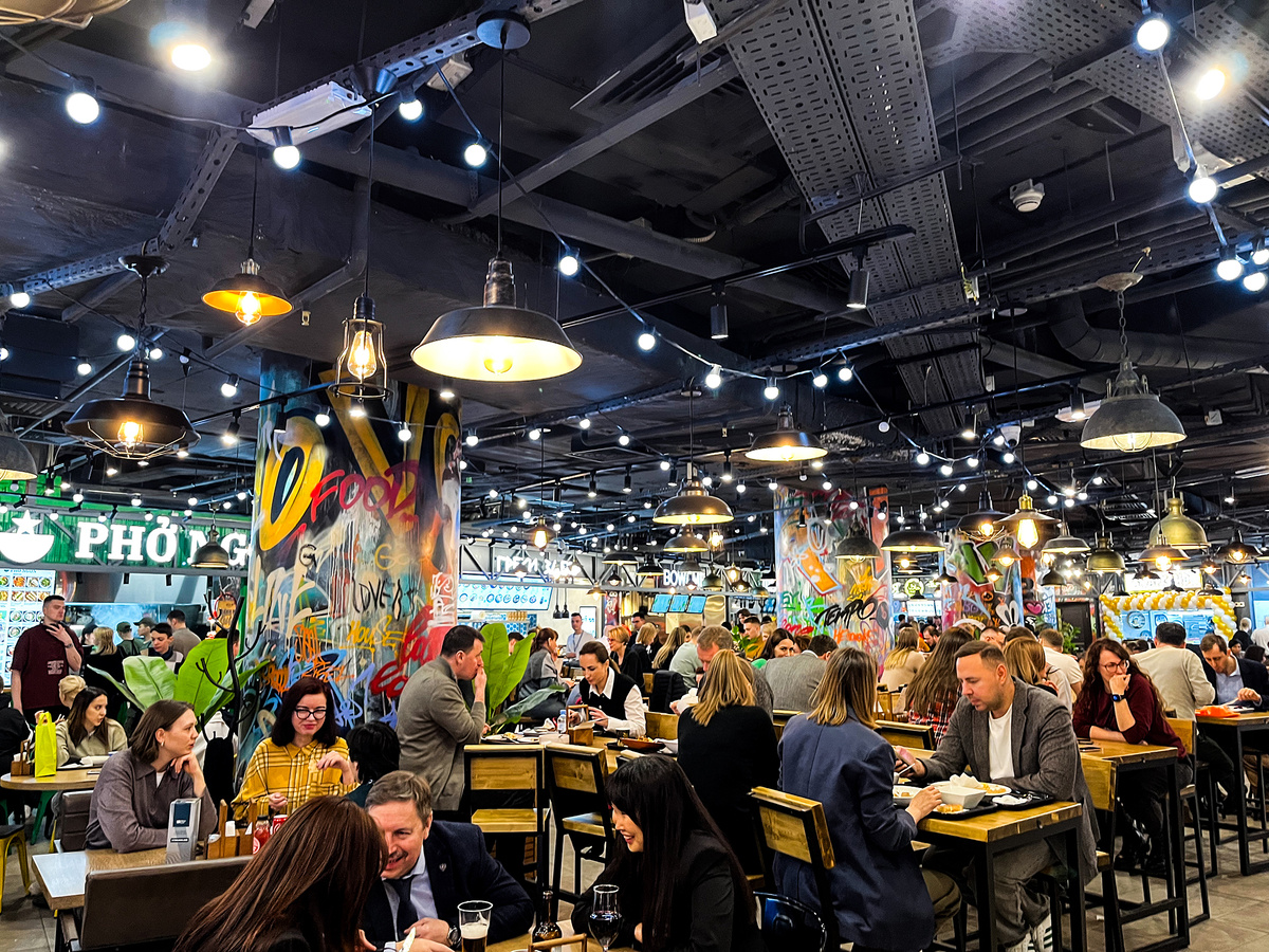 Посадочные места в фудхолле «Дружба» →