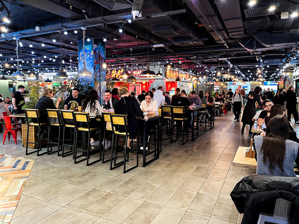 Столики с высокими стульями →