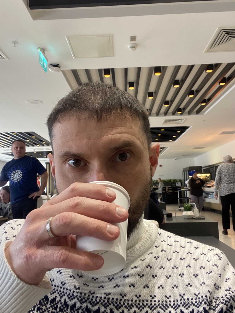 Это я - Александр Зюзгинов. Пью кофе в бизнес-зале аэропорта Анталии 