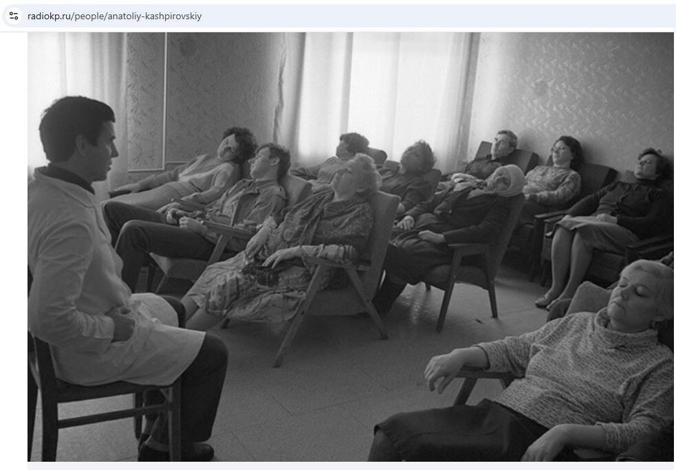    Пока ещё в медицинском халате врач Винницкой психиатрической больницы Кашпировский проводит сеанс гипноза, 1988. Скриншот: интернет-сайт radiokp.ru