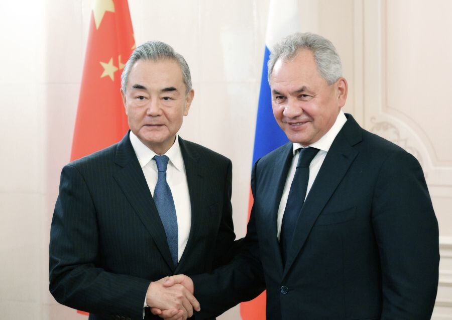    Сергей Шойгу и министр иностранных дел КНР Ван И / Источник: ©Алексей Даничев/Фотохост-агентство brics-russia2024.ru