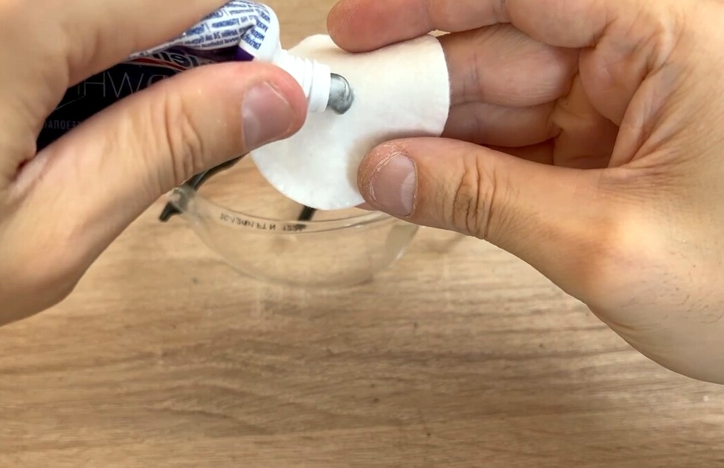 Ватный диск и зубная паста