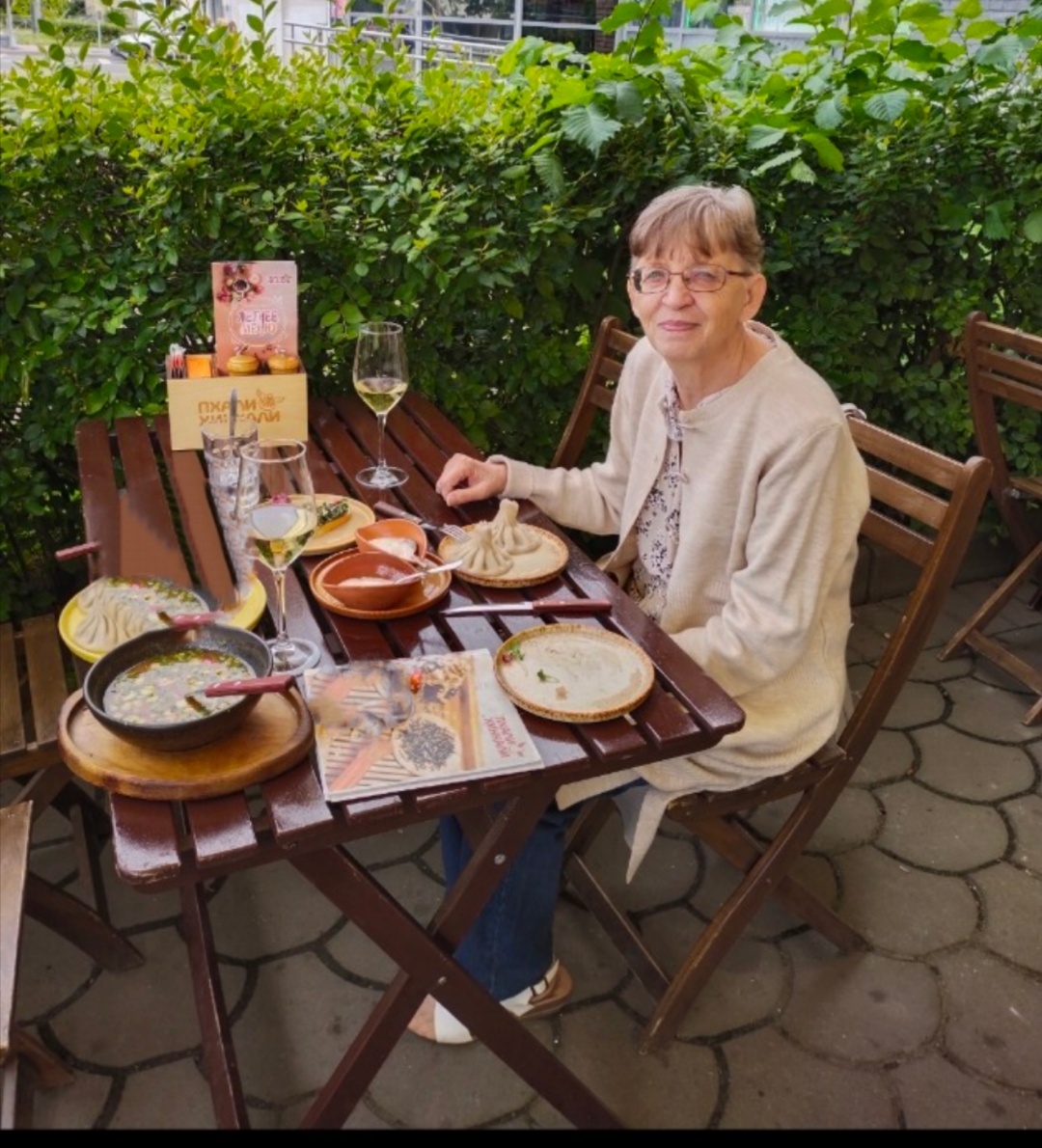 Летом в любимом кафе 