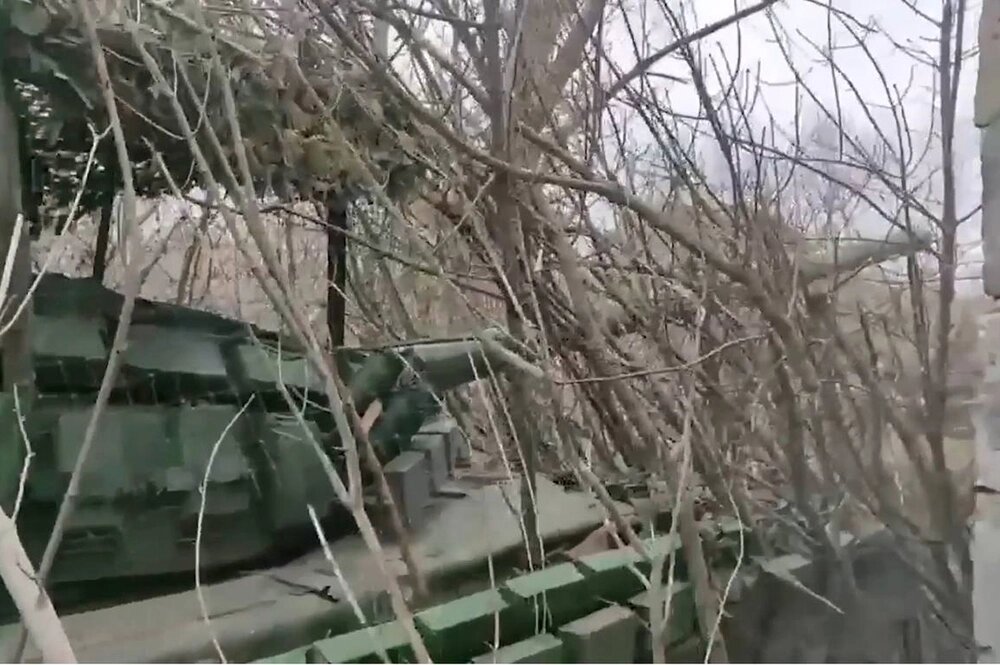    Танк Т-72 работает из укрытия. Фото: Минобороны РФ