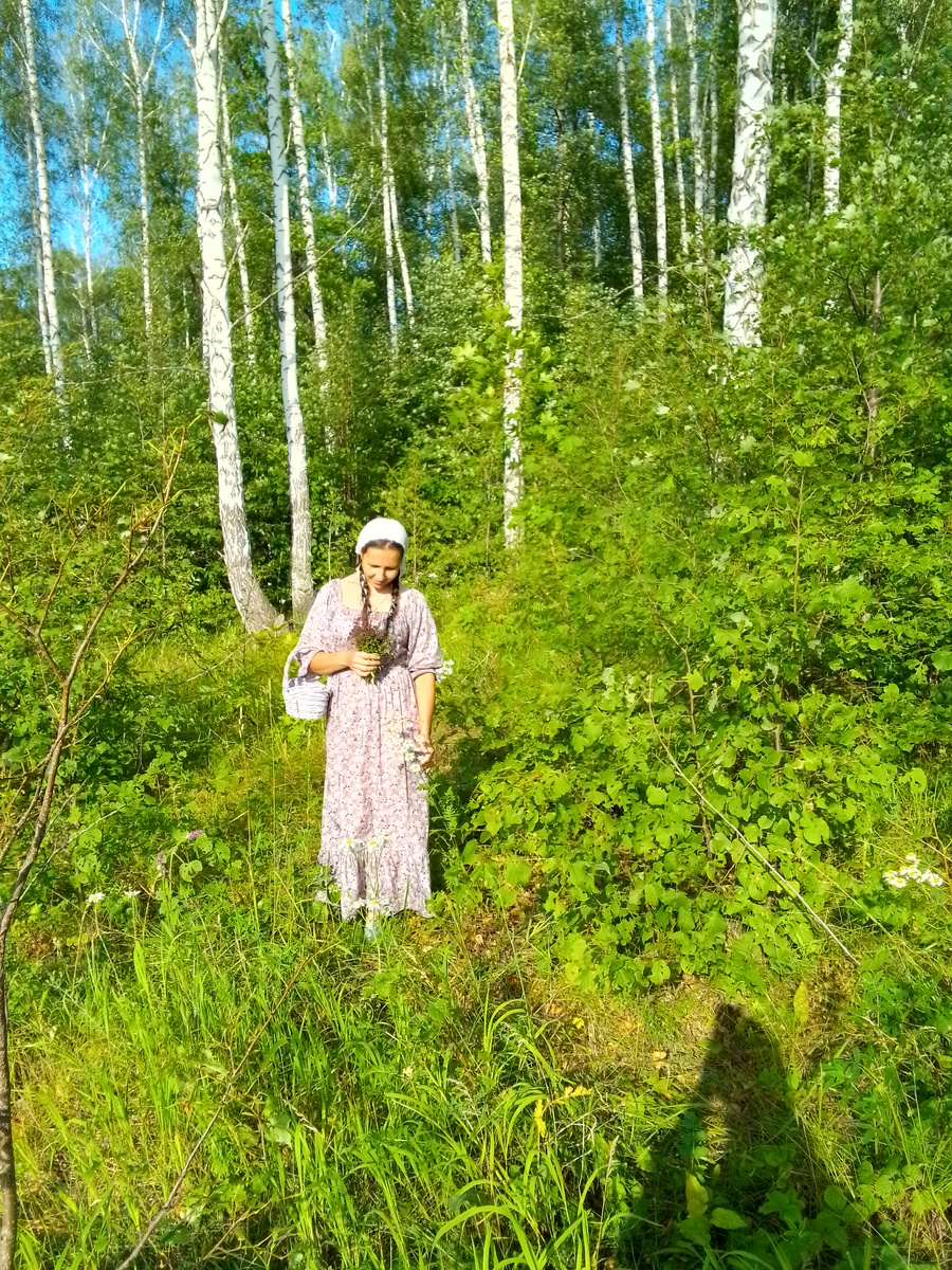 Это я собираю землянику в лесу.