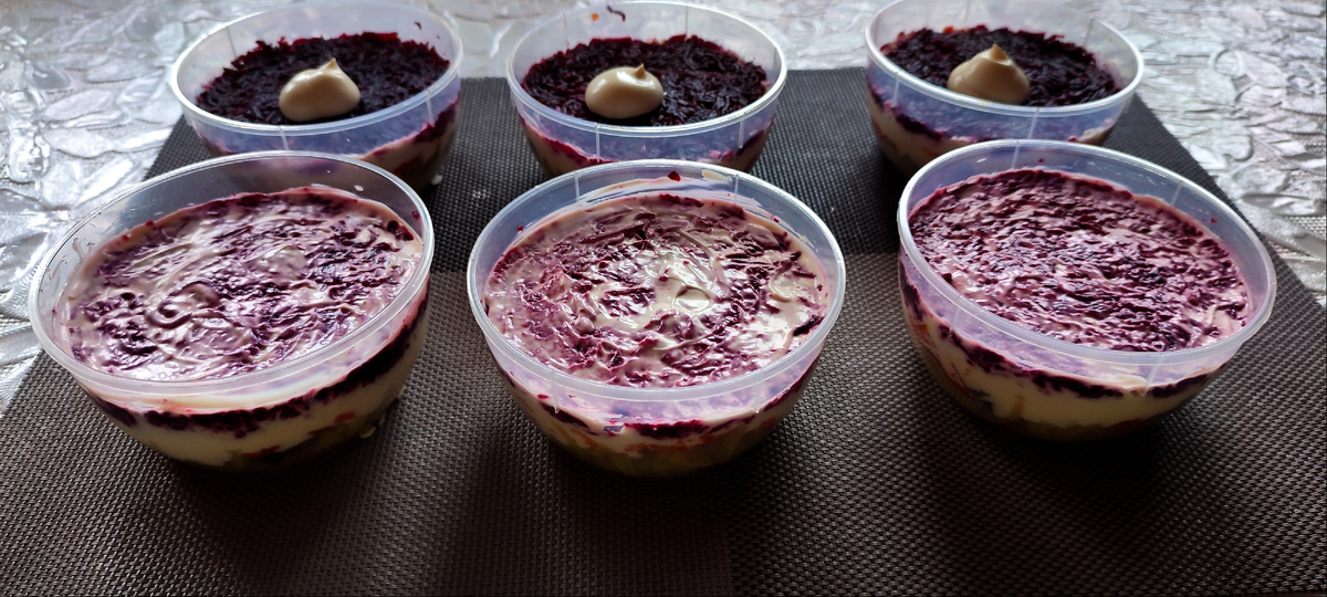 Салат в процессе сборки