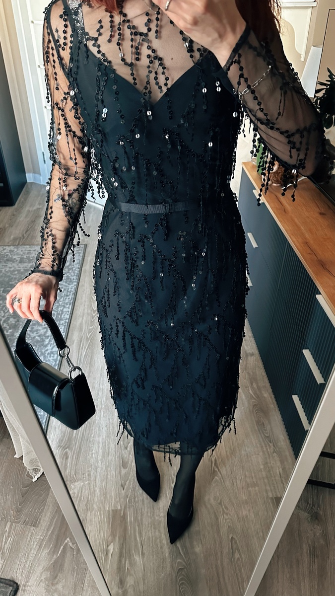 Черное двойное платье с пайетками. Все платья сегодня на мне в размере S, но часть я померила бы еще и в XS. 