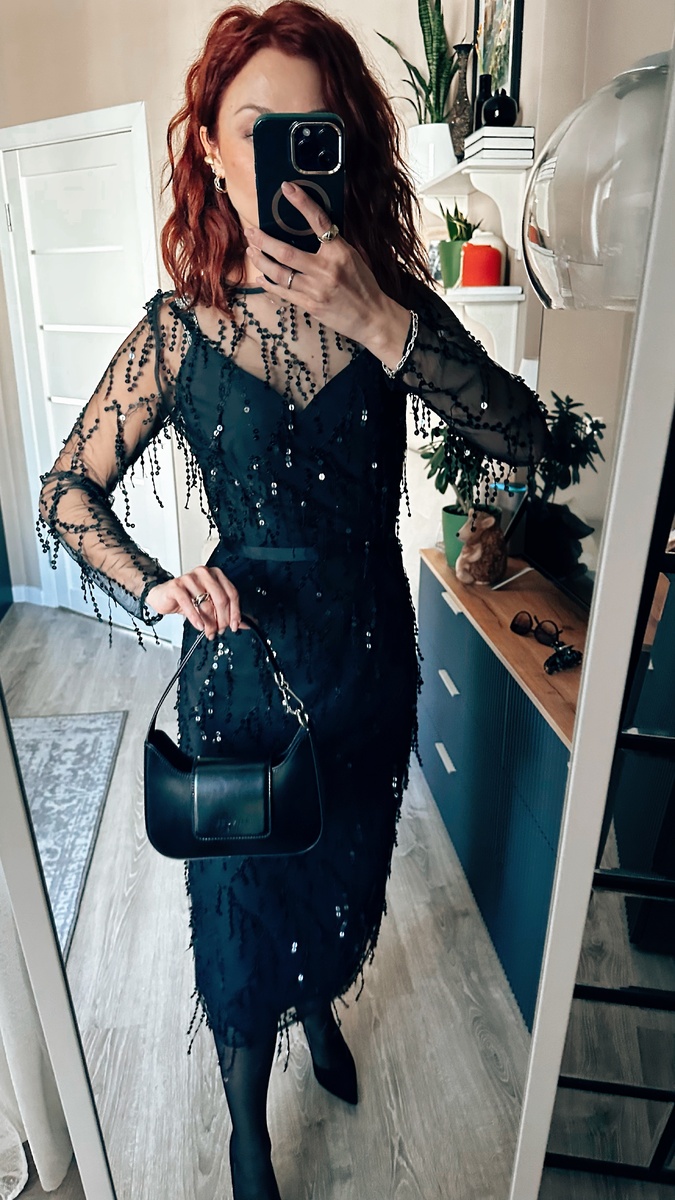 Вы можете пойти в таком в театр, в ресторан, на юбилей или новогодний корпоратив. Оно гармонично смотрится, благодаря крою и акценту на талии. Здесь есть и тренд на прозрачность, при этом оно в меру закрытое и элегантное. 