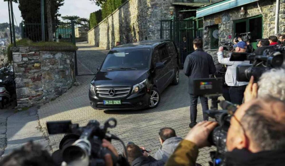     Выезд автомобиля с территории резиденции генконсула США в Стамбуле. Источник: ria.ru Автор фото: Francisco Seco