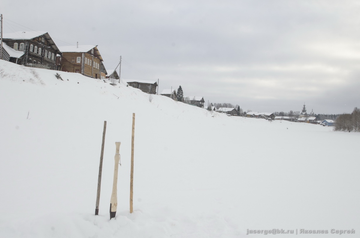 На проруби. Зимой местные жители за водой ходят на реку Кимжа 