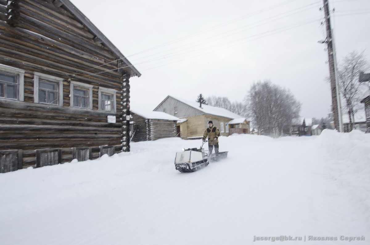 Основное зимнее средство передвижения: мотособаки и бураны. 