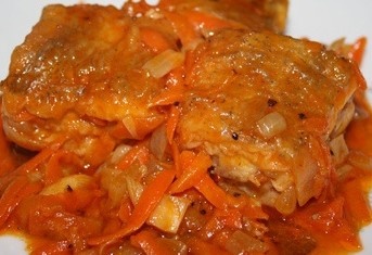 Тушеная рыба с овощами на сковороде