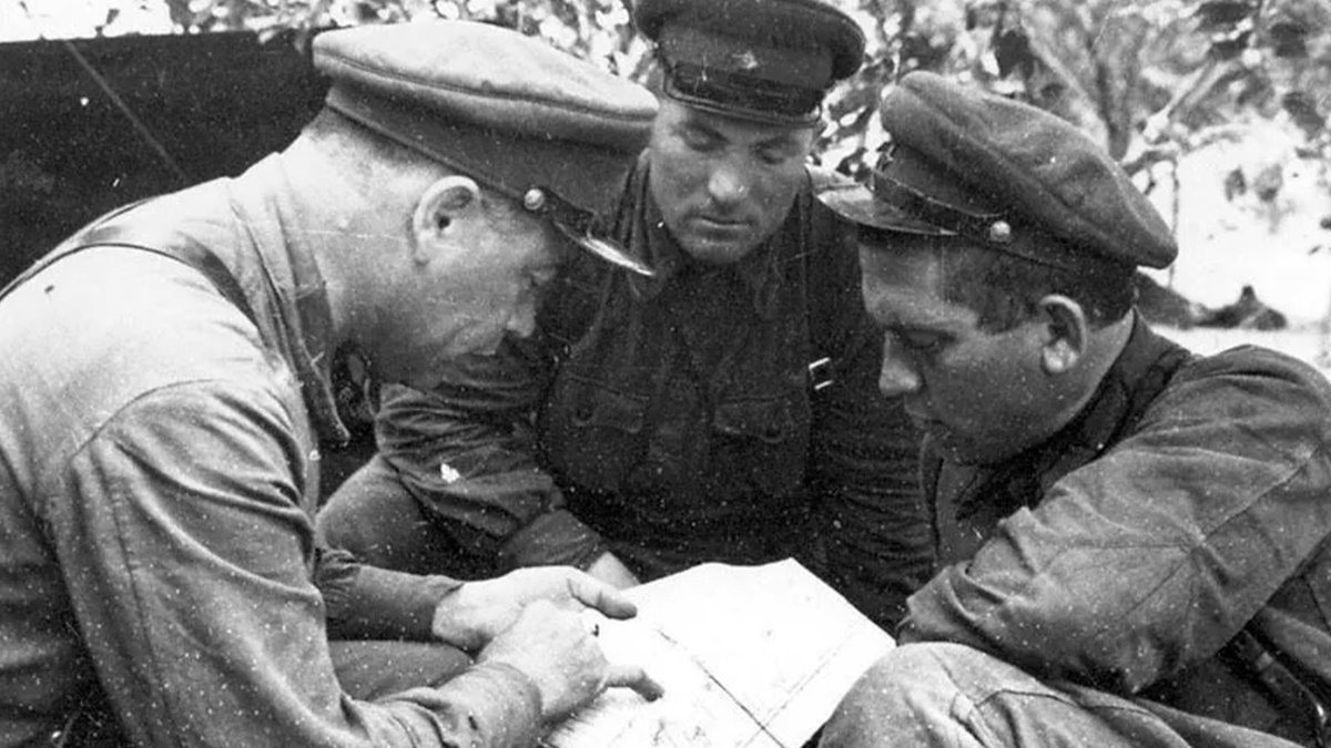 Советские командиры планируют. Источник Яндекс картинки