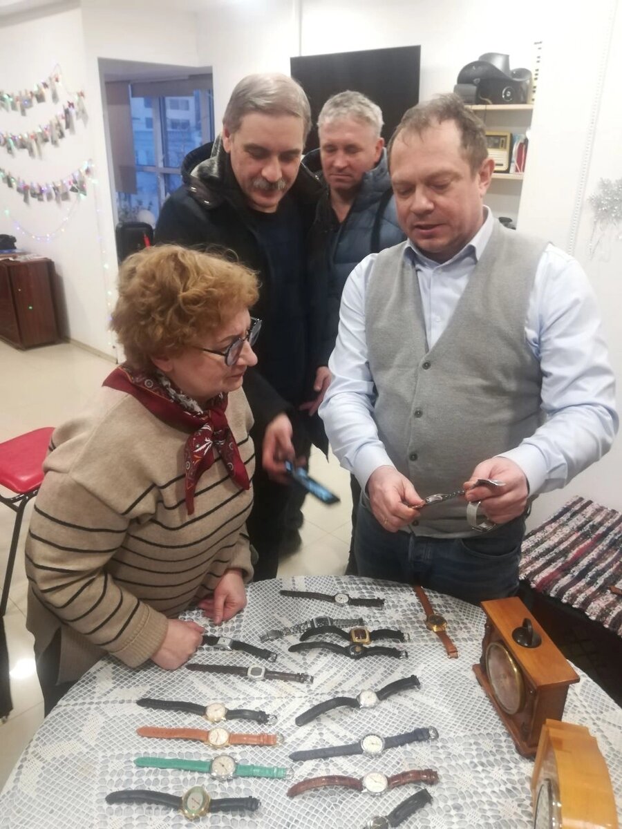    Алексей Харитонов может говорить о часах советского производства бесконечно. Фото: «АиФ-Урал»/ Рада Боженко