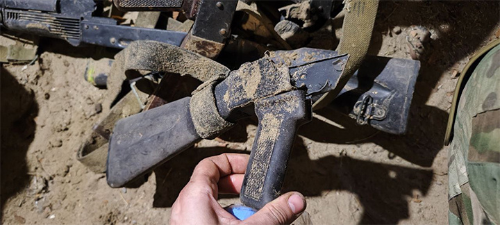    Автомат, разбитый осколком, - типичная история для боёв на переправе через Оскол. Фото предоставлено Виталием Басовым