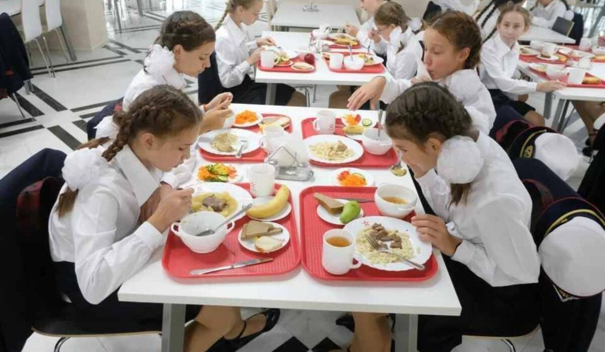     Обед в школьной столовой. Источник: kp.ru Автор фото: Артем Килькин