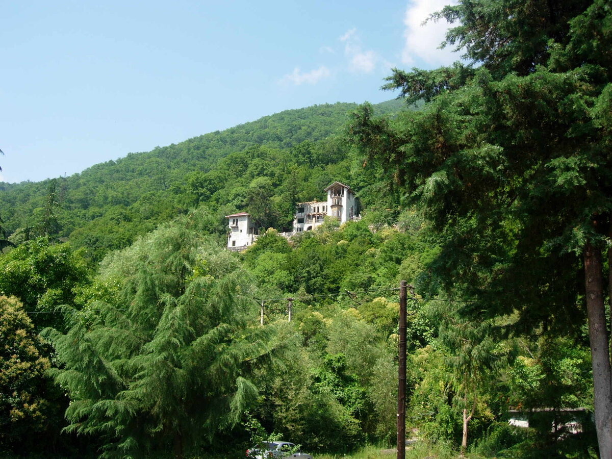 Смотри, как трогательно. Им же лет по восемьдесят, то есть лет шестьдесят они прожили вместе. И видно, видно, прям видно, что они друг друга любят. — Любят? Почему ты так думаешь, что они друг другу не изменяли? Может даже поэтому они и прожили так долго и счастливо. Ну потому что изменяли. Разве так не бывает? — Нет. Так не бывает. — Почему? — Потому что. Потому что я так не хочу.  Фильм О чём говорят мужчины 