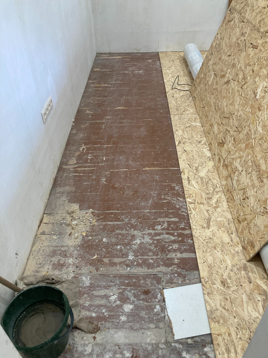 Мы с Антохой всё вот это отмывали, прежде чем очередной лист ДСП положить.