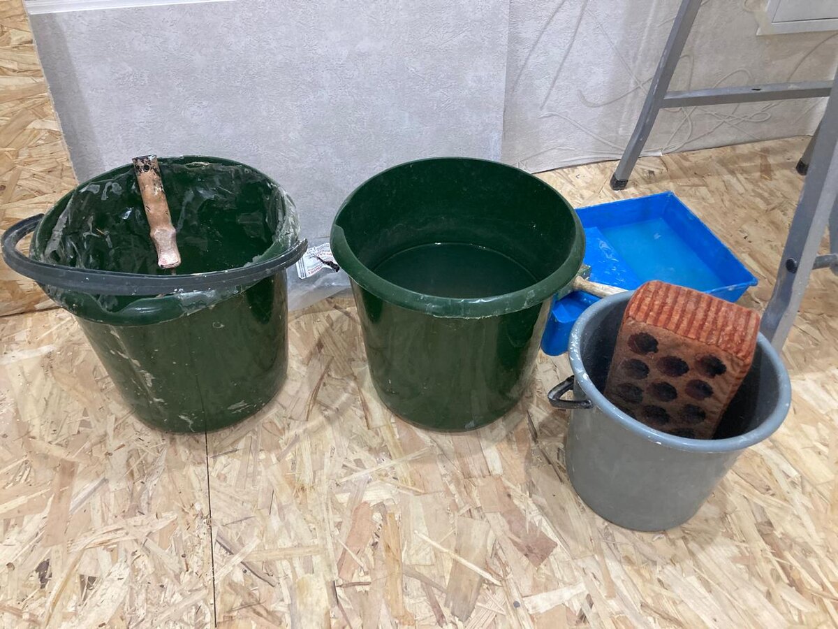 Антохина работа. Он вообще любитель всё по вёдрам раскладывать. 