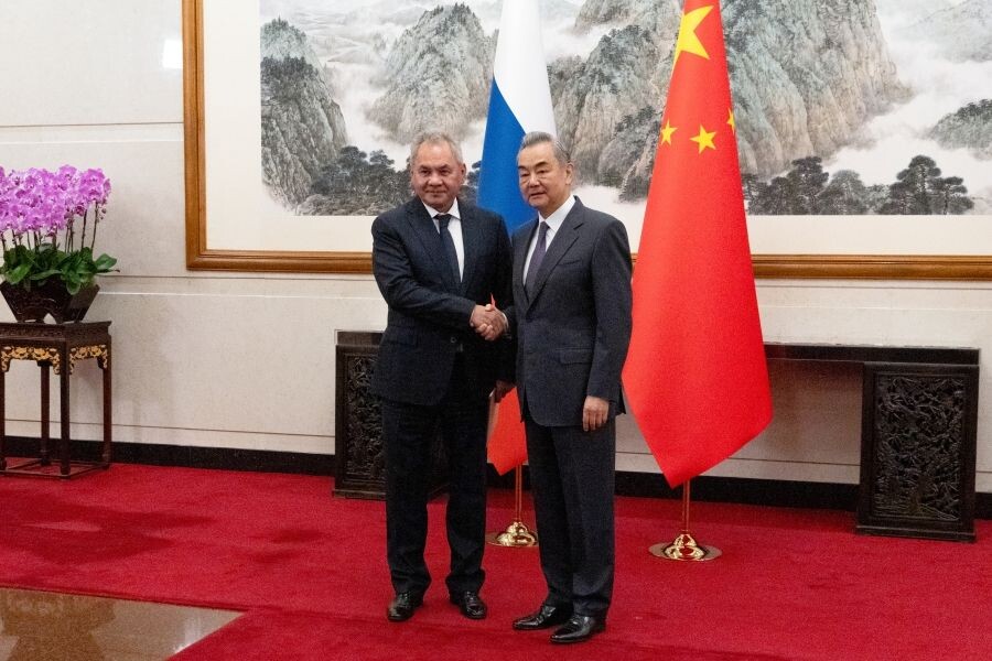    Сергей Шойгу и министр иностранных дел КНР Ван И / Источник: ©РИА Новости/Анна Раткогло