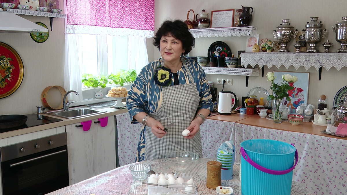 Зулейха Алишева готовит масленичные блины по семейному рецепту