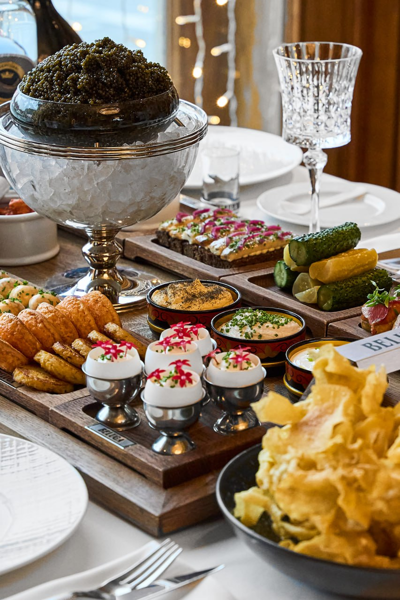 «Завтрак бурлака» с 1 кг чёрной осетровой икры в ресторане «Белуга»