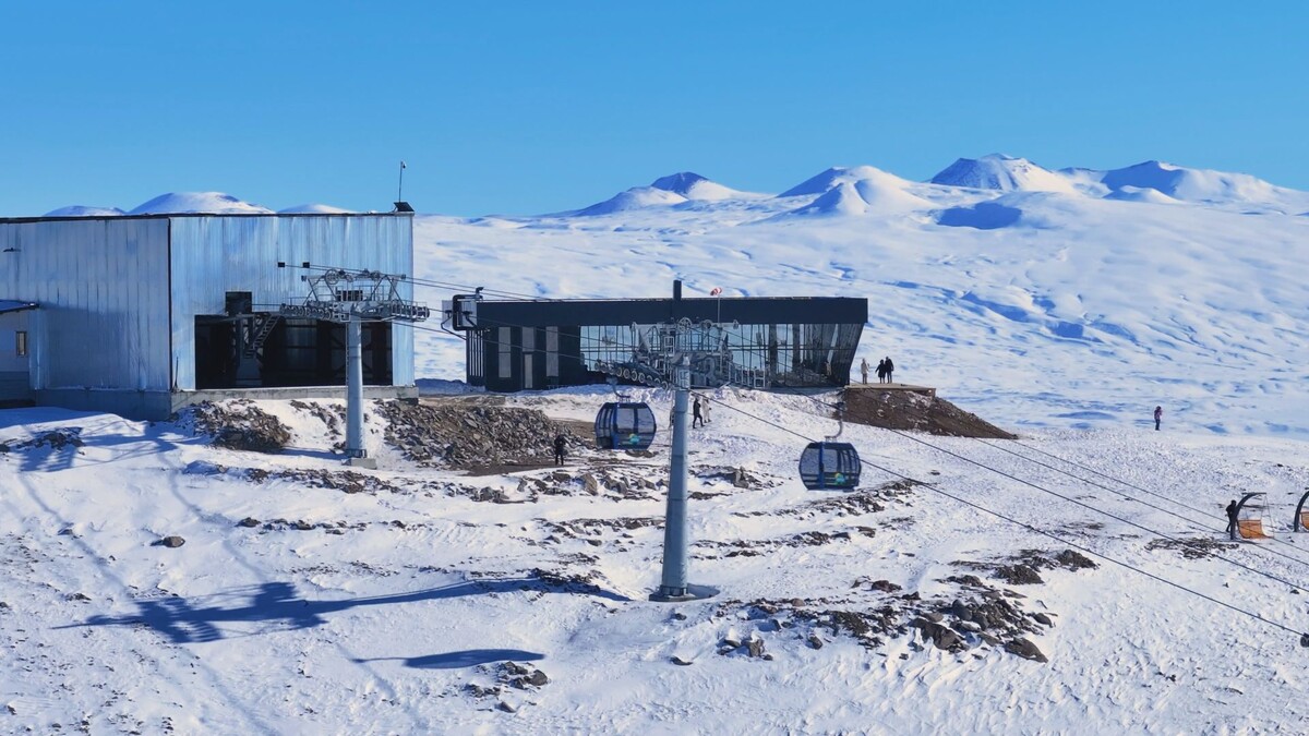 Горнолыжный курорт раскинулся на горном хребте Цахкуняц. Самая высокая точка – 2850 метров над уровнем моря. Откуда открывается потрясающий вид на горы Арарат и Арагац. За этими видами сюда поднимаются ежедневно сотни туристов.